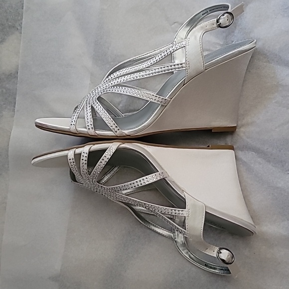 Unforgettable Moments sz9 wedge white w rhinestone adorned straps special occas - Picture 3 of 9